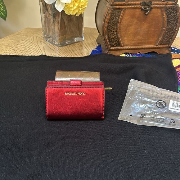 Michael KorsMedium Patent Wallet
Color: CRIMSON - Picture 6 of 16